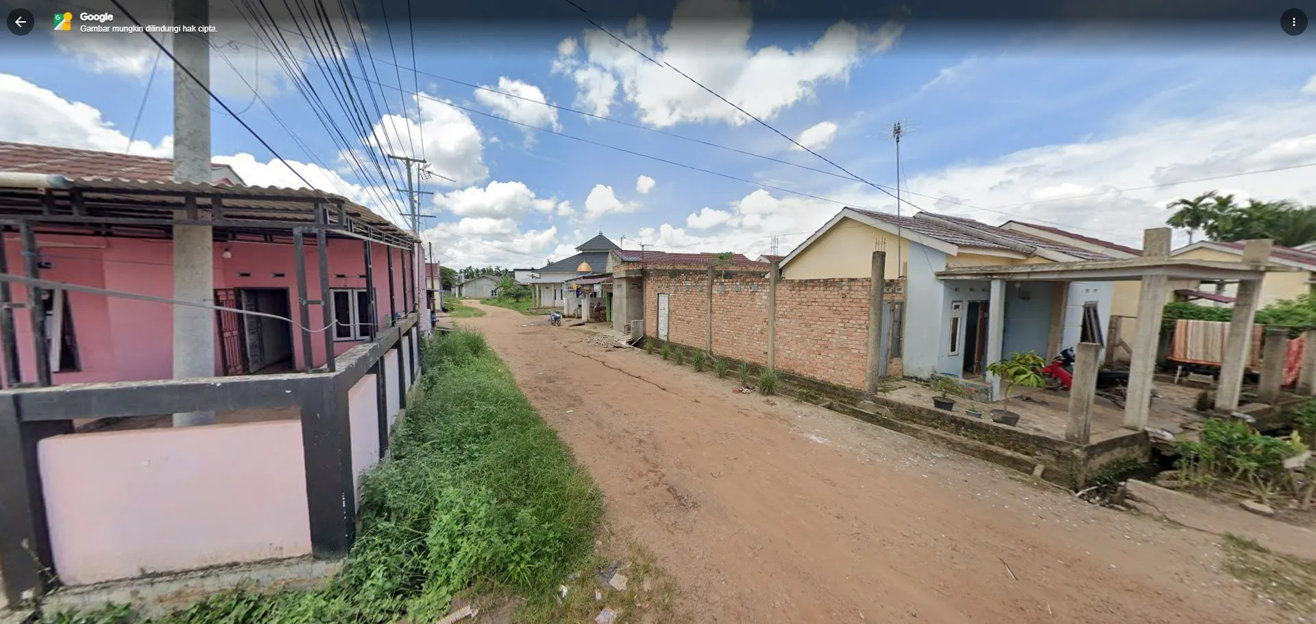 Suasana jalan utama di dalam perumahan