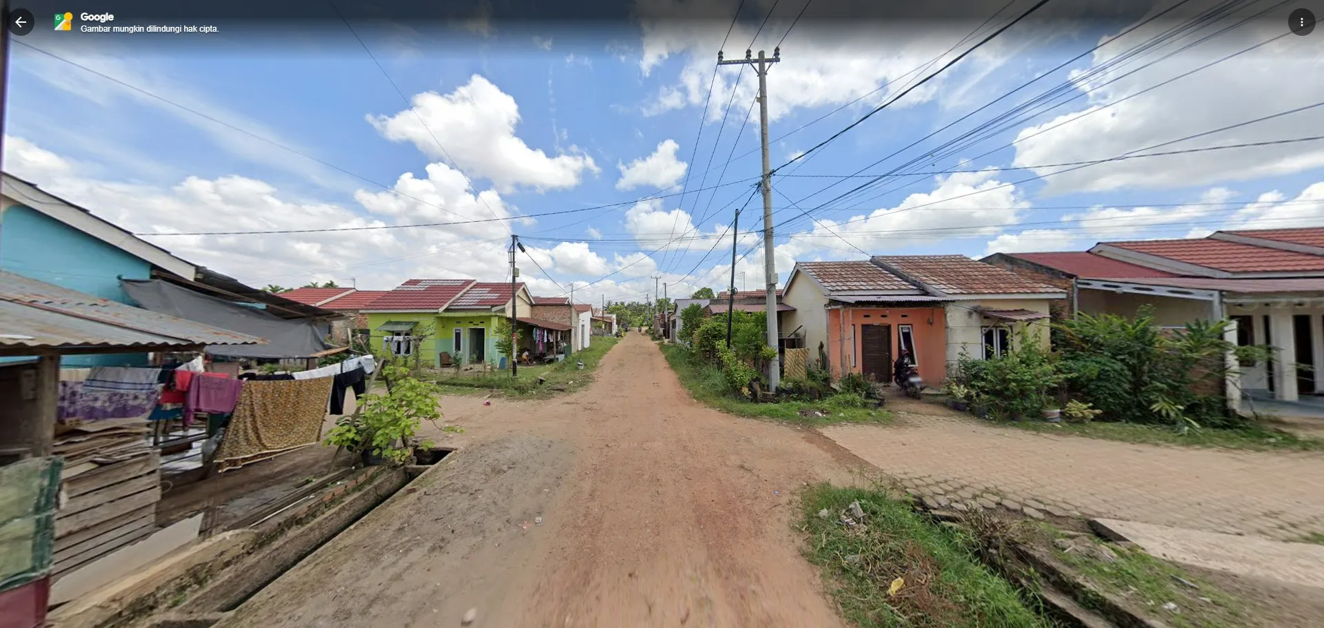 Gerbang masuk perumahan dari jalan utama